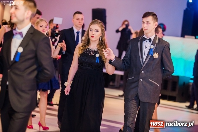 Zdjęcie w galerii na portalu naszraciborz.pl: Maturzyści II LO im. Adama Mickiewicza bawią się na studniówce w Zakrzowie wiadomości z regionu