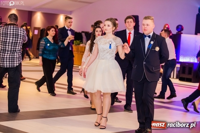 Zdjęcie w galerii na portalu naszraciborz.pl: Maturzyści II LO im. Adama Mickiewicza bawią się na studniówce w Zakrzowie wiadomości z regionu