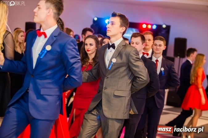 Zdjęcie w galerii na portalu naszraciborz.pl: Maturzyści II LO im. Adama Mickiewicza bawią się na studniówce w Zakrzowie wiadomości z regionu