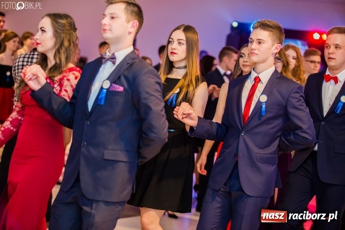 Zdjęcie w galerii na portalu naszraciborz.pl: Maturzyści II LO im. Adama Mickiewicza bawią się na studniówce w Zakrzowie wiadomości z regionu