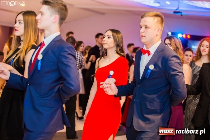 Zdjęcie w galerii na portalu naszraciborz.pl: Maturzyści II LO im. Adama Mickiewicza bawią się na studniówce w Zakrzowie wiadomości z regionu