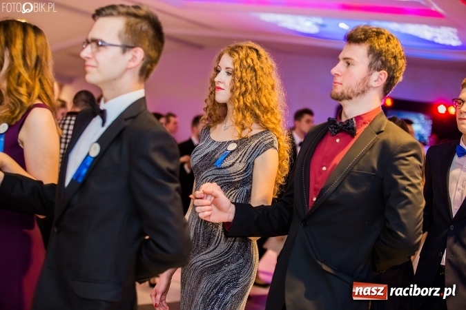 Zdjęcie w galerii na portalu naszraciborz.pl: Maturzyści II LO im. Adama Mickiewicza bawią się na studniówce w Zakrzowie wiadomości z regionu