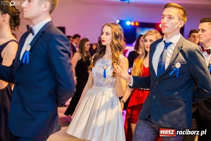 Zdjęcie w galerii na portalu naszraciborz.pl: Maturzyści II LO im. Adama Mickiewicza bawią się na studniówce w Zakrzowie wiadomości z regionu