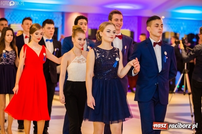 Zdjęcie w galerii na portalu naszraciborz.pl: Maturzyści II LO im. Adama Mickiewicza bawią się na studniówce w Zakrzowie wiadomości z regionu