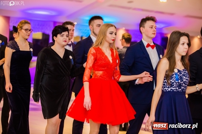 Zdjęcie w galerii na portalu naszraciborz.pl: Maturzyści II LO im. Adama Mickiewicza bawią się na studniówce w Zakrzowie wiadomości z regionu