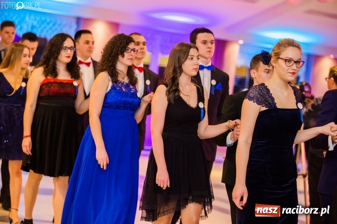 Zdjęcie w galerii na portalu naszraciborz.pl: Maturzyści II LO im. Adama Mickiewicza bawią się na studniówce w Zakrzowie wiadomości z regionu