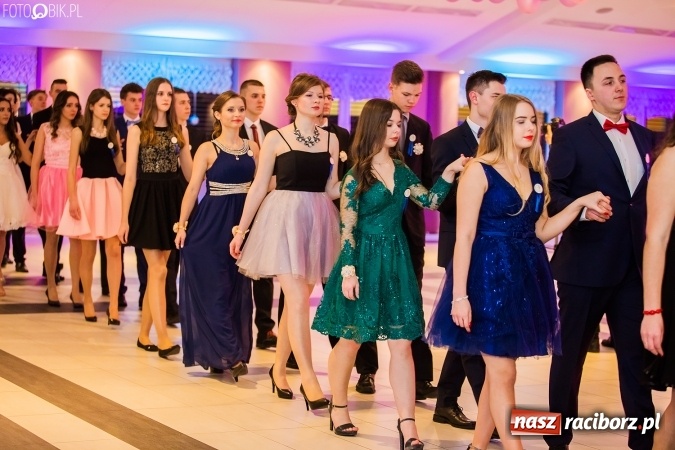 Zdjęcie w galerii na portalu naszraciborz.pl: Maturzyści II LO im. Adama Mickiewicza bawią się na studniówce w Zakrzowie wiadomości z regionu