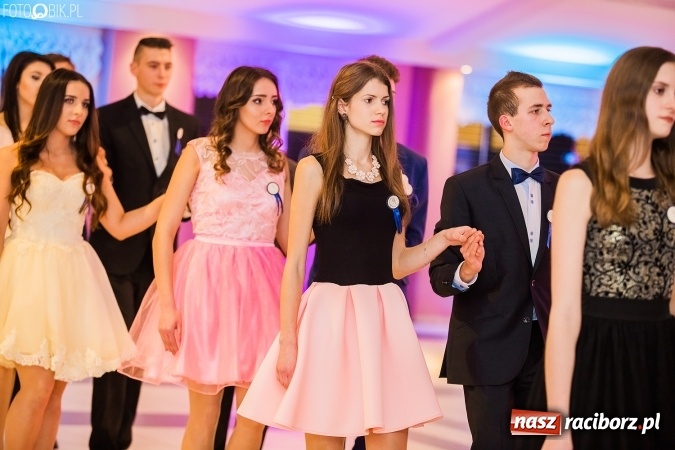 Zdjęcie w galerii na portalu naszraciborz.pl: Maturzyści II LO im. Adama Mickiewicza bawią się na studniówce w Zakrzowie wiadomości z regionu