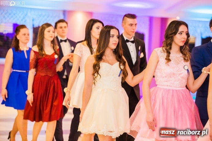 Zdjęcie w galerii na portalu naszraciborz.pl: Maturzyści II LO im. Adama Mickiewicza bawią się na studniówce w Zakrzowie wiadomości z regionu