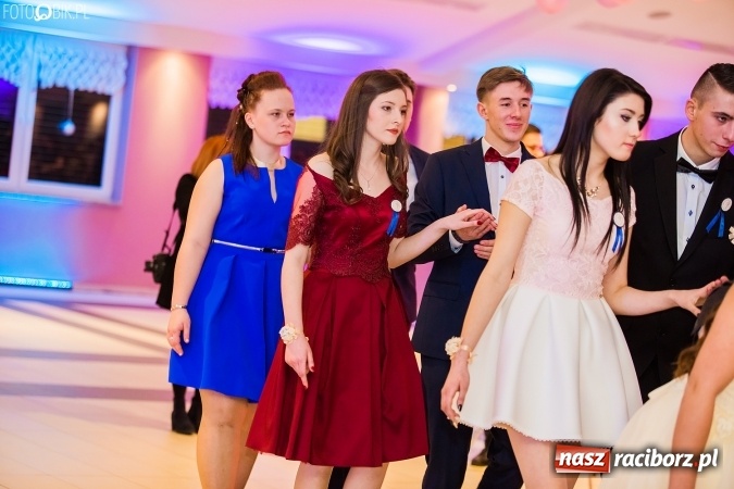 Zdjęcie w galerii na portalu naszraciborz.pl: Maturzyści II LO im. Adama Mickiewicza bawią się na studniówce w Zakrzowie wiadomości z regionu