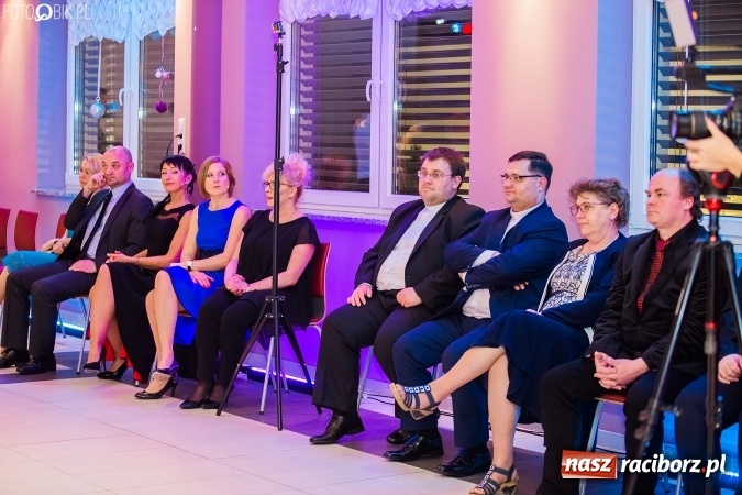 Zdjęcie w galerii na portalu naszraciborz.pl: Maturzyści II LO im. Adama Mickiewicza bawią się na studniówce w Zakrzowie wiadomości z regionu