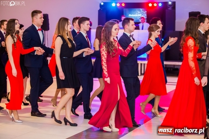 Zdjęcie w galerii na portalu naszraciborz.pl: Maturzyści II LO im. Adama Mickiewicza bawią się na studniówce w Zakrzowie wiadomości z regionu