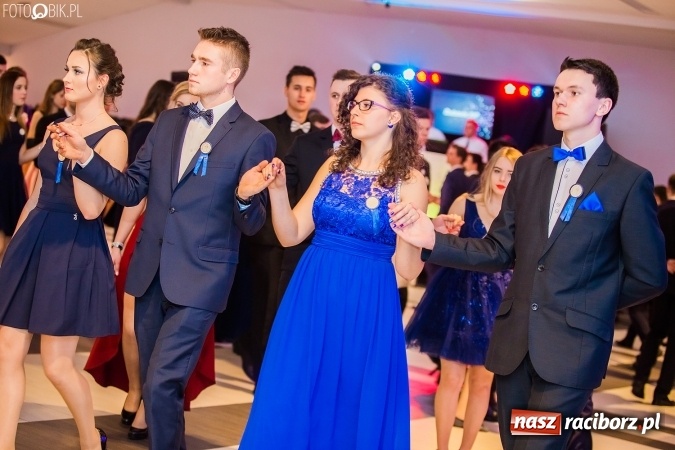 Zdjęcie w galerii na portalu naszraciborz.pl: Maturzyści II LO im. Adama Mickiewicza bawią się na studniówce w Zakrzowie wiadomości z regionu