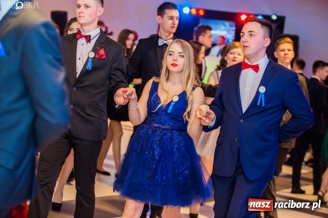 Zdjęcie w galerii na portalu naszraciborz.pl: Maturzyści II LO im. Adama Mickiewicza bawią się na studniówce w Zakrzowie wiadomości z regionu