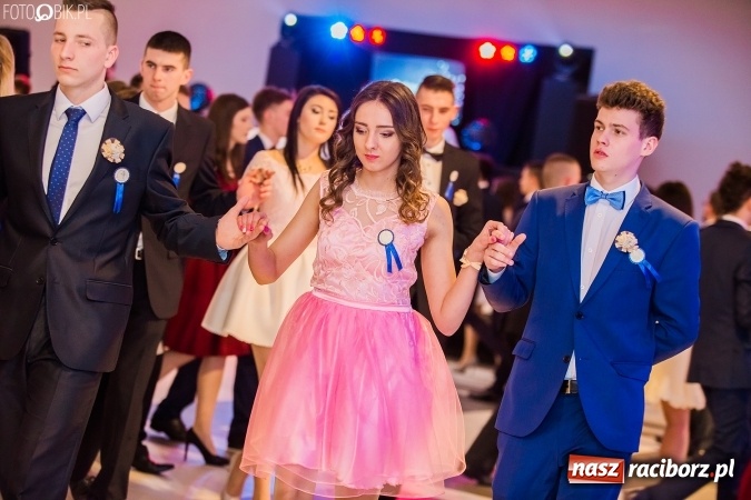 Zdjęcie w galerii na portalu naszraciborz.pl: Maturzyści II LO im. Adama Mickiewicza bawią się na studniówce w Zakrzowie wiadomości z regionu