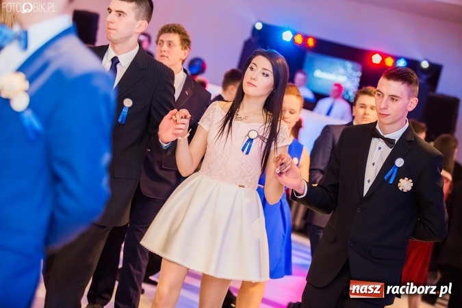 Zdjęcie w galerii na portalu naszraciborz.pl: Maturzyści II LO im. Adama Mickiewicza bawią się na studniówce w Zakrzowie wiadomości z regionu