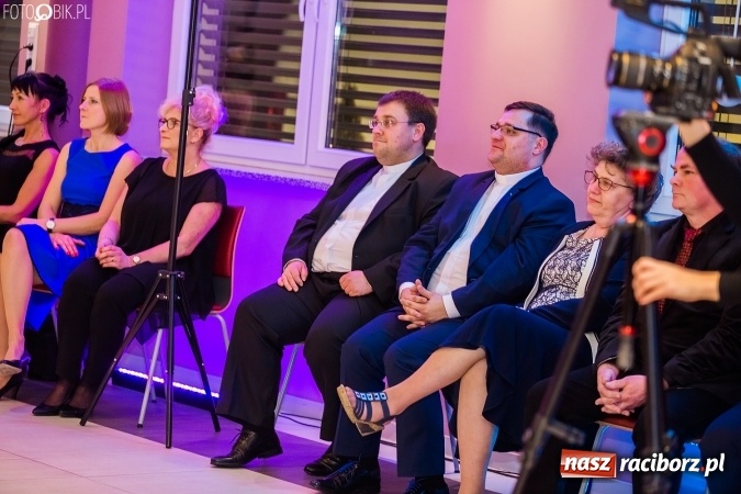 Zdjęcie w galerii na portalu naszraciborz.pl: Maturzyści II LO im. Adama Mickiewicza bawią się na studniówce w Zakrzowie wiadomości z regionu