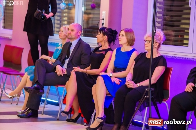 Zdjęcie w galerii na portalu naszraciborz.pl: Maturzyści II LO im. Adama Mickiewicza bawią się na studniówce w Zakrzowie wiadomości z regionu