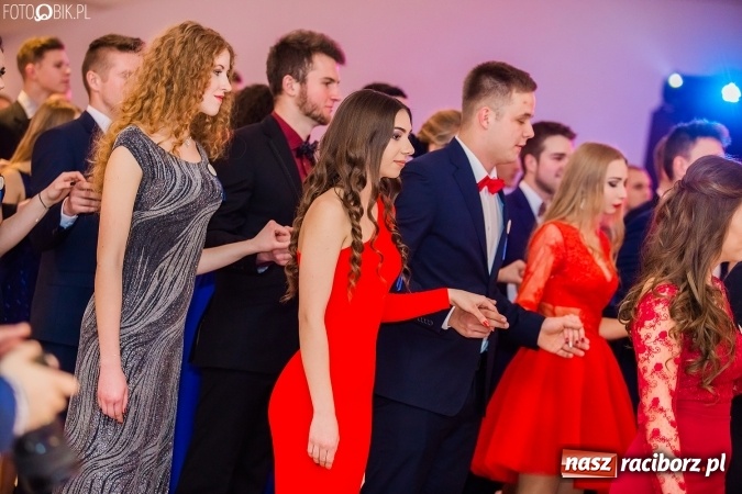 Zdjęcie w galerii na portalu naszraciborz.pl: Maturzyści II LO im. Adama Mickiewicza bawią się na studniówce w Zakrzowie wiadomości z regionu