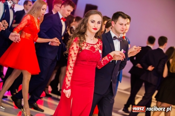 Zdjęcie w galerii na portalu naszraciborz.pl: Maturzyści II LO im. Adama Mickiewicza bawią się na studniówce w Zakrzowie wiadomości z regionu