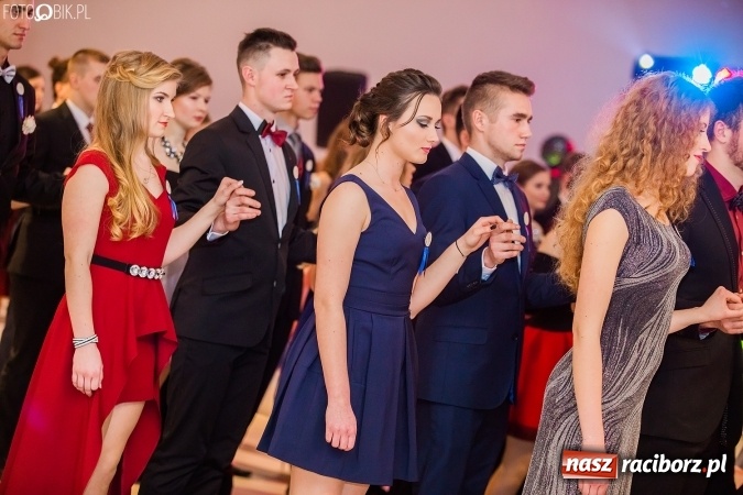 Zdjęcie w galerii na portalu naszraciborz.pl: Maturzyści II LO im. Adama Mickiewicza bawią się na studniówce w Zakrzowie wiadomości z regionu