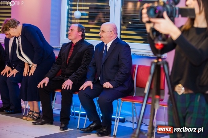 Zdjęcie w galerii na portalu naszraciborz.pl: Maturzyści II LO im. Adama Mickiewicza bawią się na studniówce w Zakrzowie wiadomości z regionu