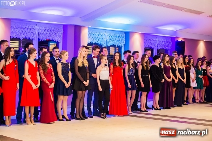 Zdjęcie w galerii na portalu naszraciborz.pl: Maturzyści II LO im. Adama Mickiewicza bawią się na studniówce w Zakrzowie wiadomości z regionu