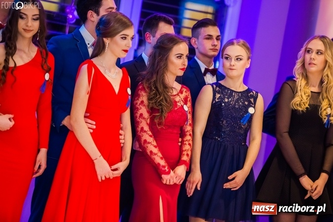 Zdjęcie w galerii na portalu naszraciborz.pl: Maturzyści II LO im. Adama Mickiewicza bawią się na studniówce w Zakrzowie wiadomości z regionu