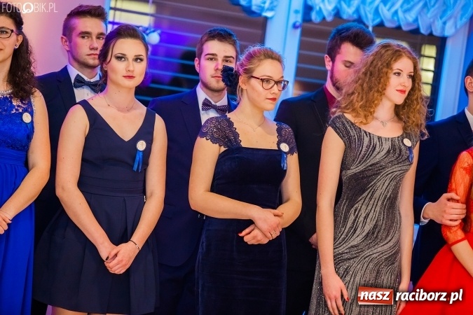 Zdjęcie w galerii na portalu naszraciborz.pl: Maturzyści II LO im. Adama Mickiewicza bawią się na studniówce w Zakrzowie wiadomości z regionu