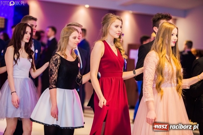 Zdjęcie w galerii na portalu naszraciborz.pl: Maturzyści II LO im. Adama Mickiewicza bawią się na studniówce w Zakrzowie wiadomości z regionu