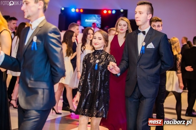 Zdjęcie w galerii na portalu naszraciborz.pl: Maturzyści II LO im. Adama Mickiewicza bawią się na studniówce w Zakrzowie wiadomości z regionu