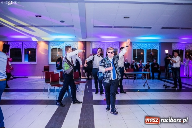 Zdjęcie w galerii na portalu naszraciborz.pl: Studniówki 2017. Tak się bawi II Liceum Ogólnokształcące wiadomości z regionu