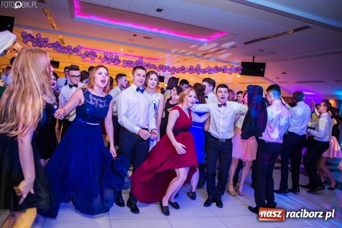 Zdjęcie w galerii na portalu naszraciborz.pl: Studniówki 2017. Tak się bawi II Liceum Ogólnokształcące wiadomości z regionu