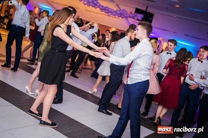 Zdjęcie w galerii na portalu naszraciborz.pl: Studniówki 2017. Tak się bawi II Liceum Ogólnokształcące wiadomości z regionu