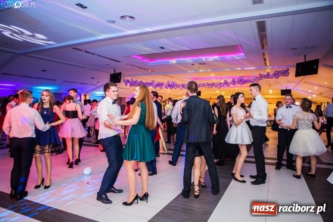 Zdjęcie w galerii na portalu naszraciborz.pl: Studniówki 2017. Tak się bawi II Liceum Ogólnokształcące wiadomości z regionu