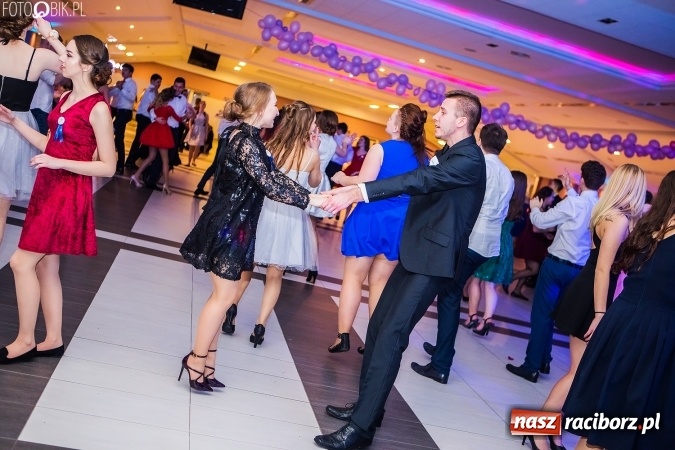 Zdjęcie w galerii na portalu naszraciborz.pl: Studniówki 2017. Tak się bawi II Liceum Ogólnokształcące wiadomości z regionu