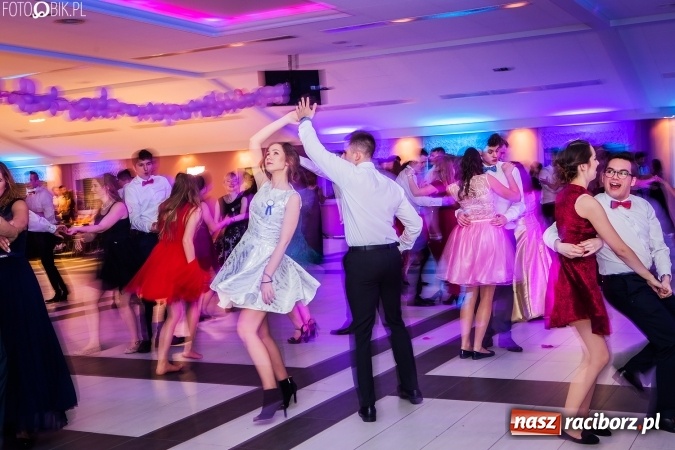 Zdjęcie w galerii na portalu naszraciborz.pl: Studniówki 2017. Tak się bawi II Liceum Ogólnokształcące wiadomości z regionu