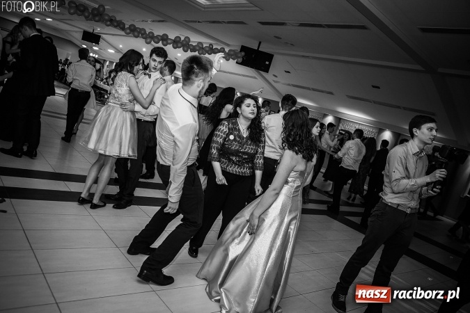 Zdjęcie w galerii na portalu naszraciborz.pl: Studniówki 2017. Tak się bawi II Liceum Ogólnokształcące wiadomości z regionu