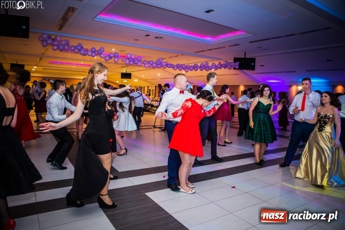 Zdjęcie w galerii na portalu naszraciborz.pl: Studniówki 2017. Tak się bawi II Liceum Ogólnokształcące wiadomości z regionu