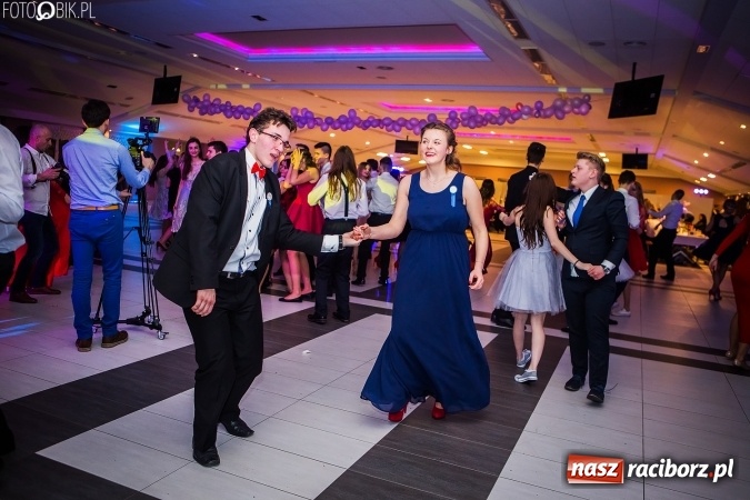 Zdjęcie w galerii na portalu naszraciborz.pl: Studniówki 2017. Tak się bawi II Liceum Ogólnokształcące wiadomości z regionu