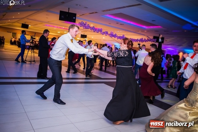 Zdjęcie w galerii na portalu naszraciborz.pl: Studniówki 2017. Tak się bawi II Liceum Ogólnokształcące wiadomości z regionu