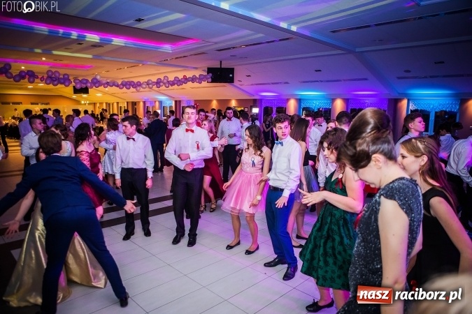 Zdjęcie w galerii na portalu naszraciborz.pl: Studniówki 2017. Tak się bawi II Liceum Ogólnokształcące wiadomości z regionu