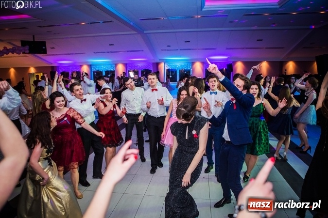 Zdjęcie w galerii na portalu naszraciborz.pl: Studniówki 2017. Tak się bawi II Liceum Ogólnokształcące wiadomości z regionu