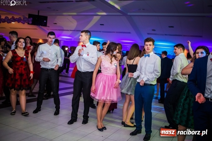 Zdjęcie w galerii na portalu naszraciborz.pl: Studniówki 2017. Tak się bawi II Liceum Ogólnokształcące wiadomości z regionu