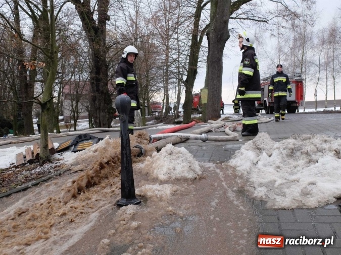 Zdjęcie w galerii na portalu naszraciborz.pl: Strażacy uratowali przed zalaniem zabytkowy drewniany kości&oacute;łek w Pietrowicach Wielkich wiadomości z regionu