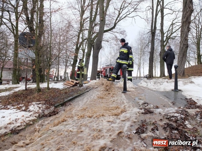 Zdjęcie w galerii na portalu naszraciborz.pl: Strażacy uratowali przed zalaniem zabytkowy drewniany kości&oacute;łek w Pietrowicach Wielkich wiadomości z regionu