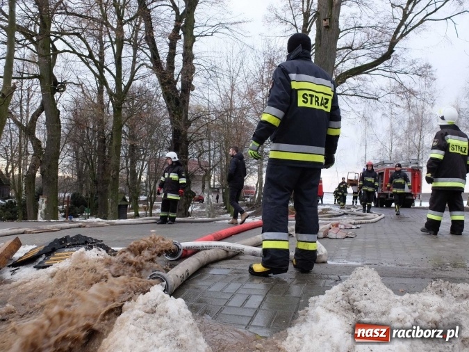 Zdjęcie w galerii na portalu naszraciborz.pl: Strażacy uratowali przed zalaniem zabytkowy drewniany kości&oacute;łek w Pietrowicach Wielkich wiadomości z regionu