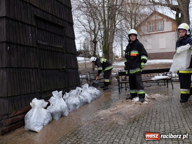Zdjęcie w galerii na portalu naszraciborz.pl: Strażacy uratowali przed zalaniem zabytkowy drewniany kości&oacute;łek w Pietrowicach Wielkich wiadomości z regionu