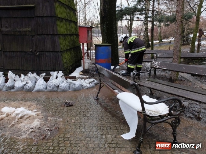 Zdjęcie w galerii na portalu naszraciborz.pl: Strażacy uratowali przed zalaniem zabytkowy drewniany kości&oacute;łek w Pietrowicach Wielkich wiadomości z regionu