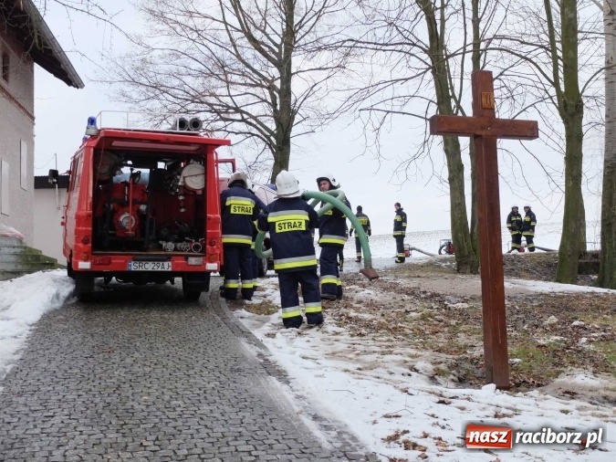 Zdjęcie w galerii na portalu naszraciborz.pl: Strażacy uratowali przed zalaniem zabytkowy drewniany kości&oacute;łek w Pietrowicach Wielkich wiadomości z regionu